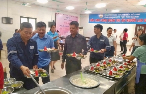 Ấm áp “Bữa cơm công đoàn” Thép Việt - Sing